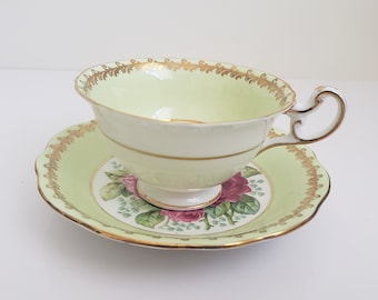 Taza y platillo de té verde claro con rosas de repollo de EB Foley, mediados de siglo, 3649