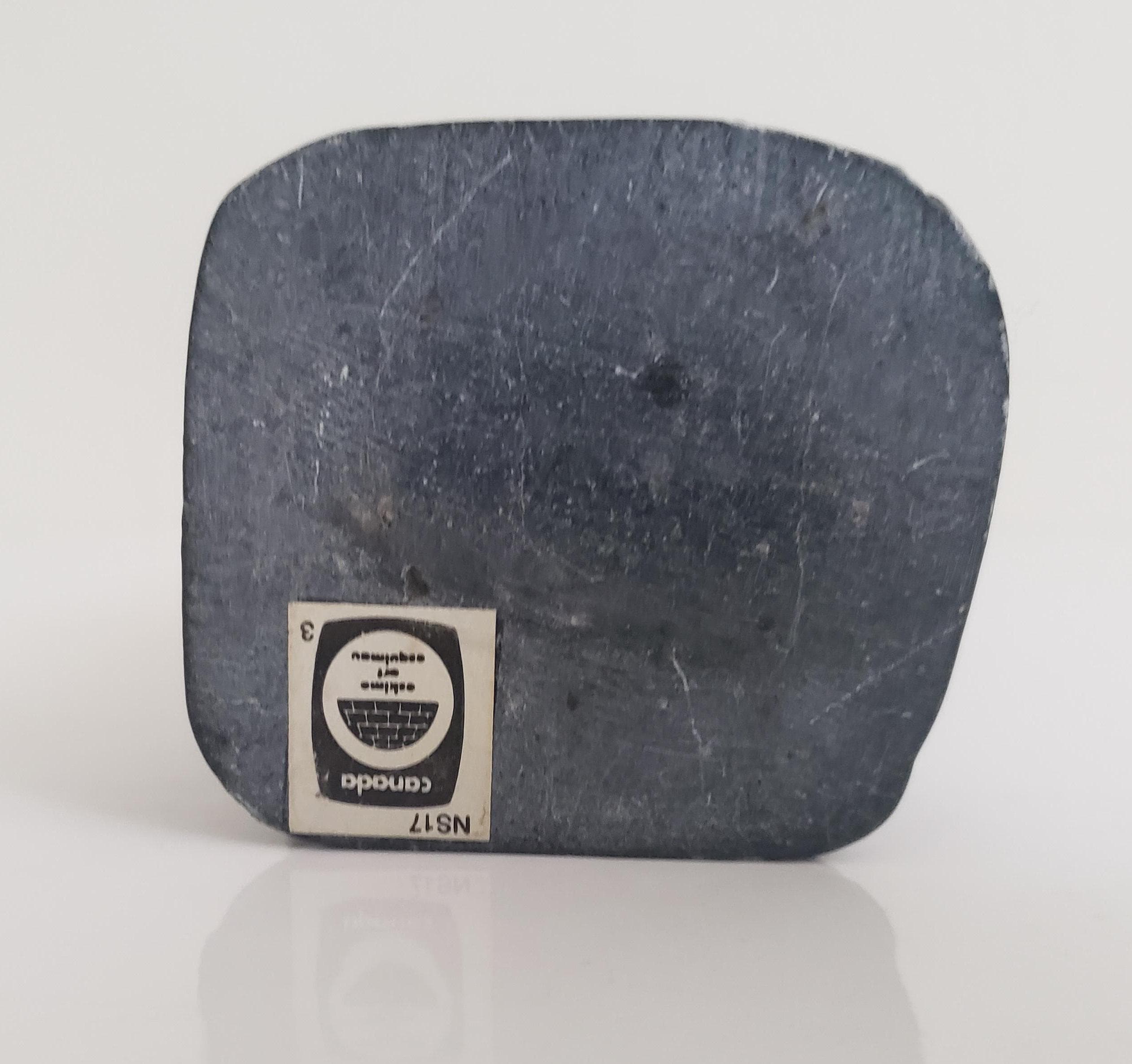 ヴィンテージのイヌイットソープストーン彫刻：アザラシを連れた