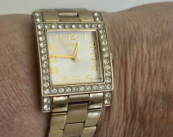 Zegarek Guess Stylist w kolorze złotym, kryształowy, prostokątny (model W0128L2) – Y2K Retro Glam