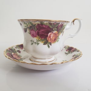 Vintage Royal Albert Old Country Roses Tea Cup and Saucer Set