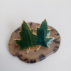 Broche, broche para chal o alfiler de solapa vintage con hojas de arce esmaltadas en verde.
