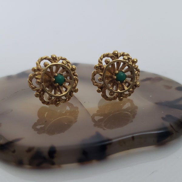 Vintage 9 K (375) Filigree Stud Earrings With a Central Opaque Green Stone or Glass, Dainty Pierced Earrings, Round Shape