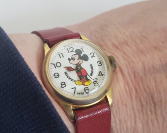 Vintage Bradley Time Mickey Mouse analoge Wickeluhr im roten Gehäuse, 8234