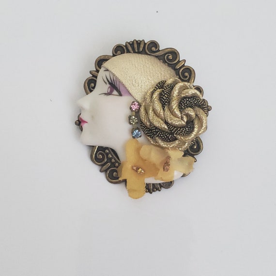 Broche Vintage En Résine – Profil De Femme Rétro – Neuf Avec étiquette