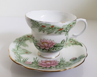 Mid Century Gladstone China Teetasse und Untertasse Set in Seerose, weiße Teetasse mit rosa Blumen und Grün, handbemalte rote Akzente