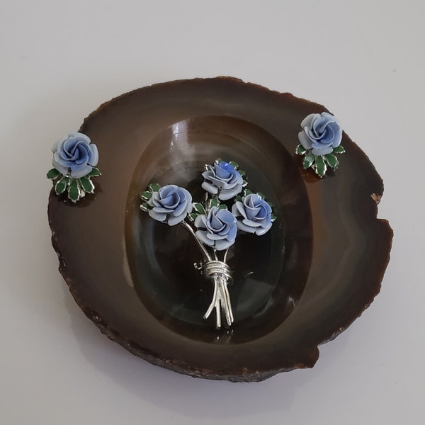 Broche et boucles d'oreilles bouquet de roses Mid-Century en émail bleu par Coro, ton argent et broche en émail des années 1950, écharpe ou épinglette et clips