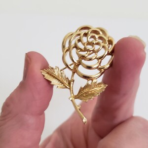 Vintage Sarah Coventry Gold Tone Open Frame Rose or Flower Brooch With Textured Leaves