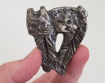 Broche de gato de metal vintage: Pin del artista japonés Churyo Sato firmado