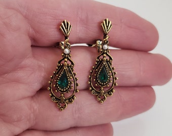 Pendientes de clip colgante de renacimiento victoriano, pendientes estruscos vintage, metal en tono dorado adornado con vidrio verde y detalles de perlas falsas