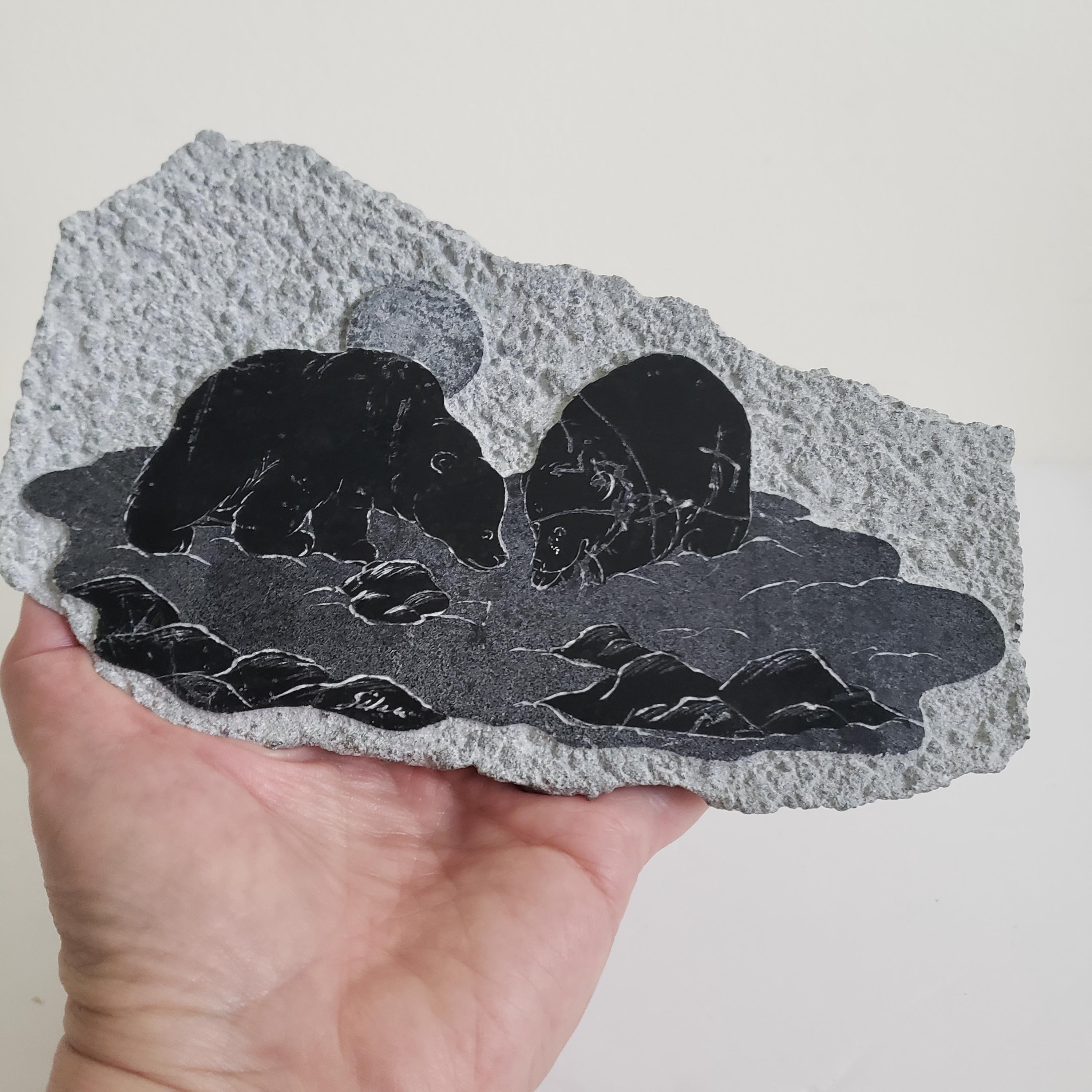 ヴィンテージのイヌイットソープストーン製シロクマ彫刻：Sikuのサイン