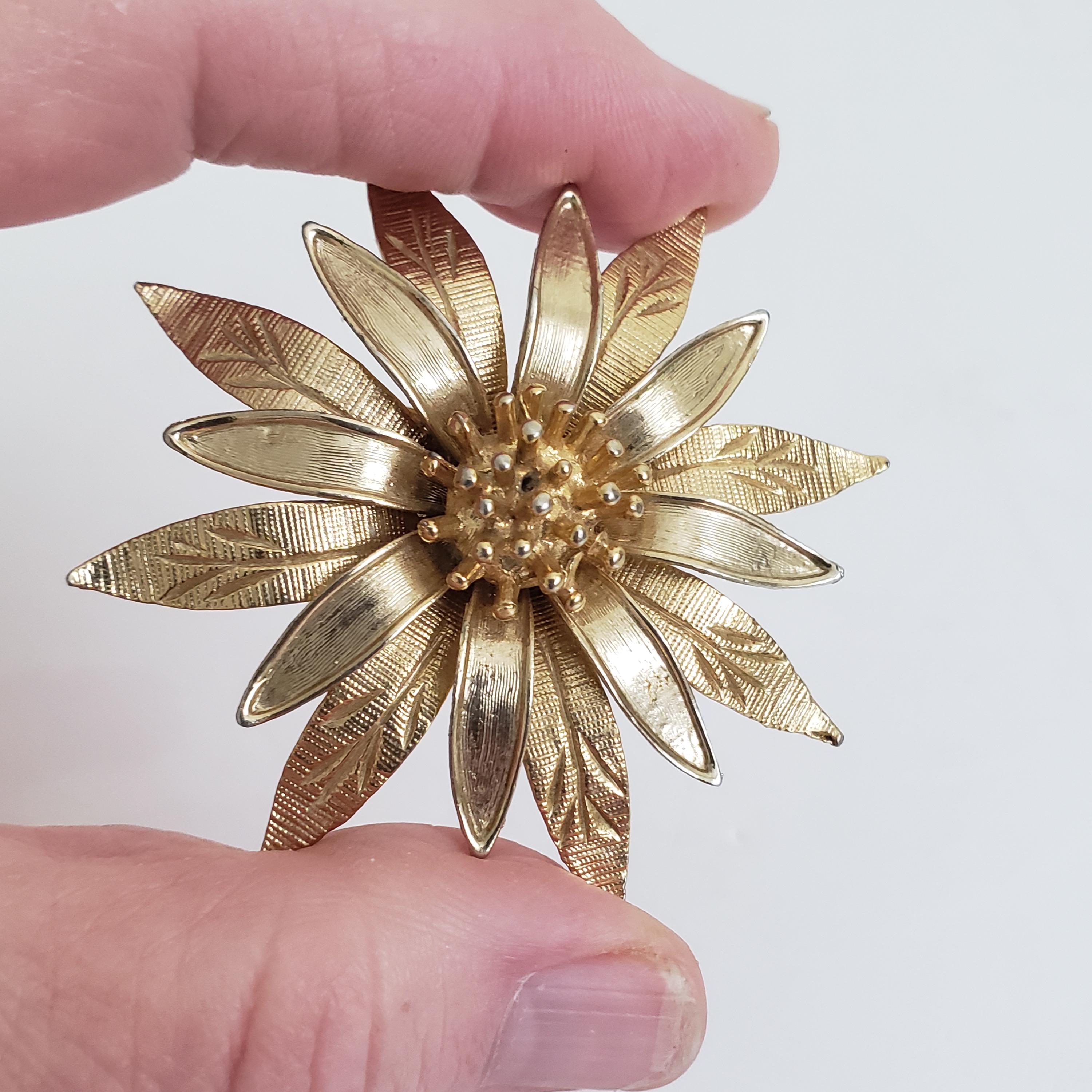 Broche Vintage Marcel Boucher - Fleur D'oeillet, Numérotée 83668 - En Laiton Doré, Occasion
