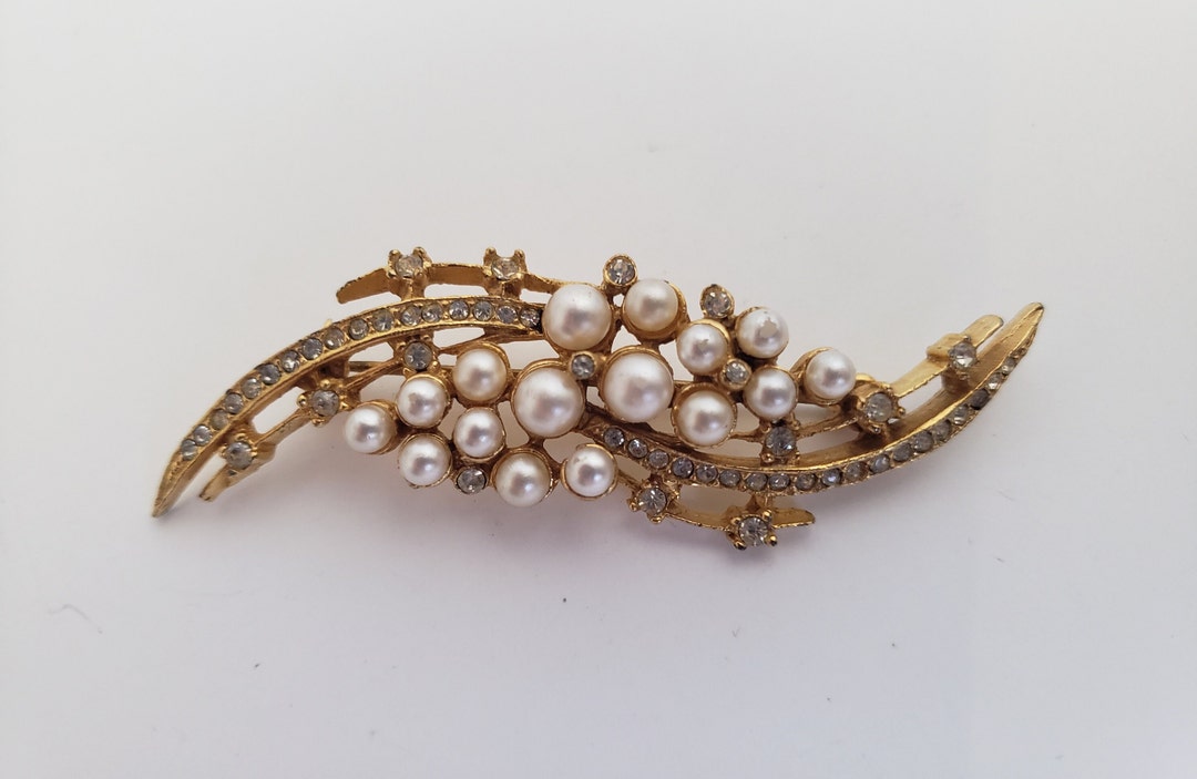 Broche fleur vintage en strass avec fausse perle - France