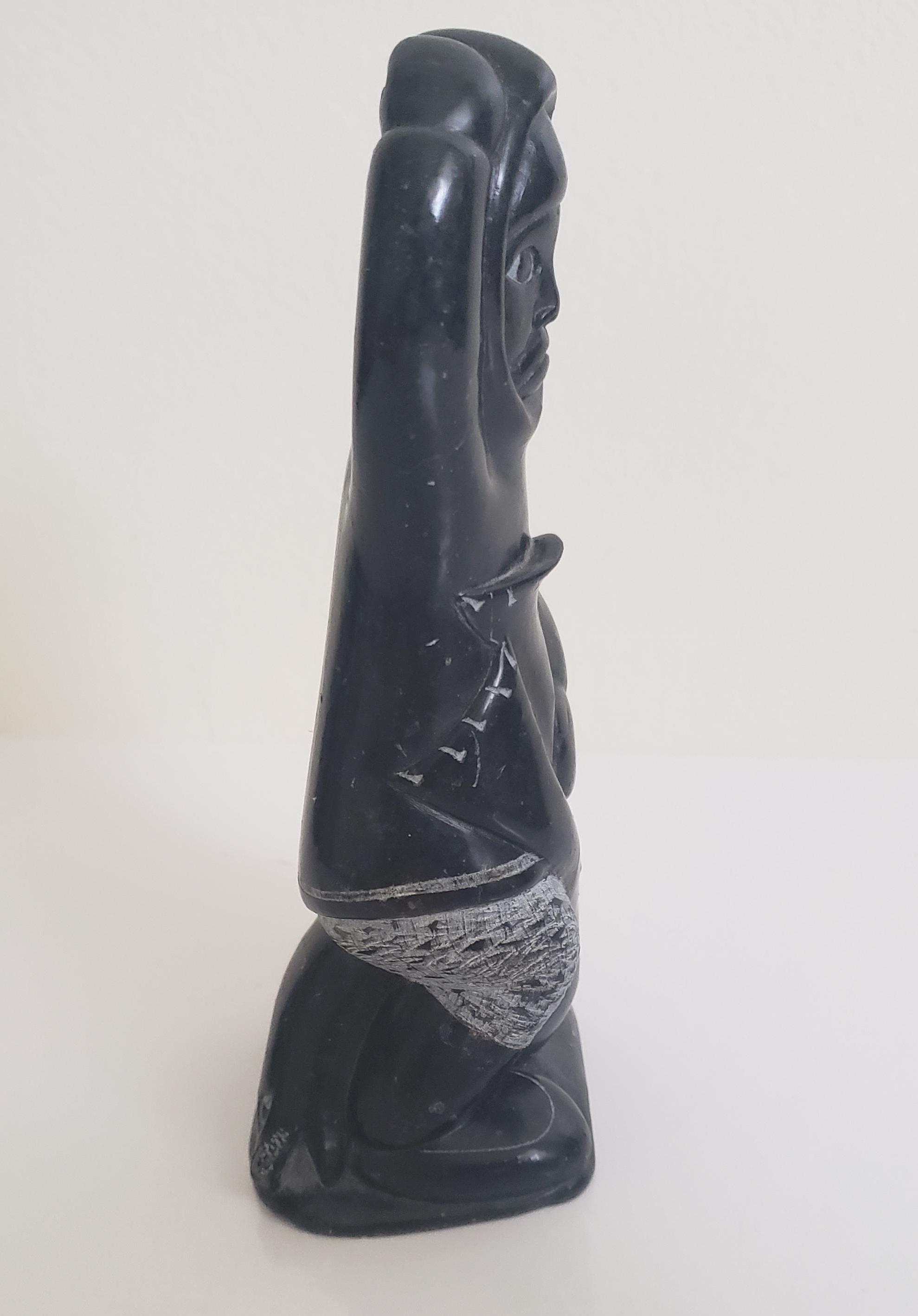 ヴィンテージのイヌイットソープストーン彫刻：アザラシを連れた