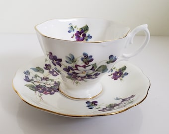 Vintage Royal Albert Malvern Form Teetassen-Set, weiß mit lila, weißen und blauen Veilchen, unbenanntes Muster, hübsche Teetasse mit breiter Öffnung