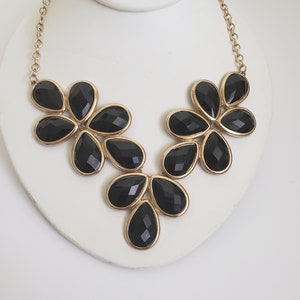 Vintage schwarze facettierte Lucite, Harz oder Kunststoff Edelstein und goldfarbene Metallhalskette, Statement-Halskette, klobiger Schmuck