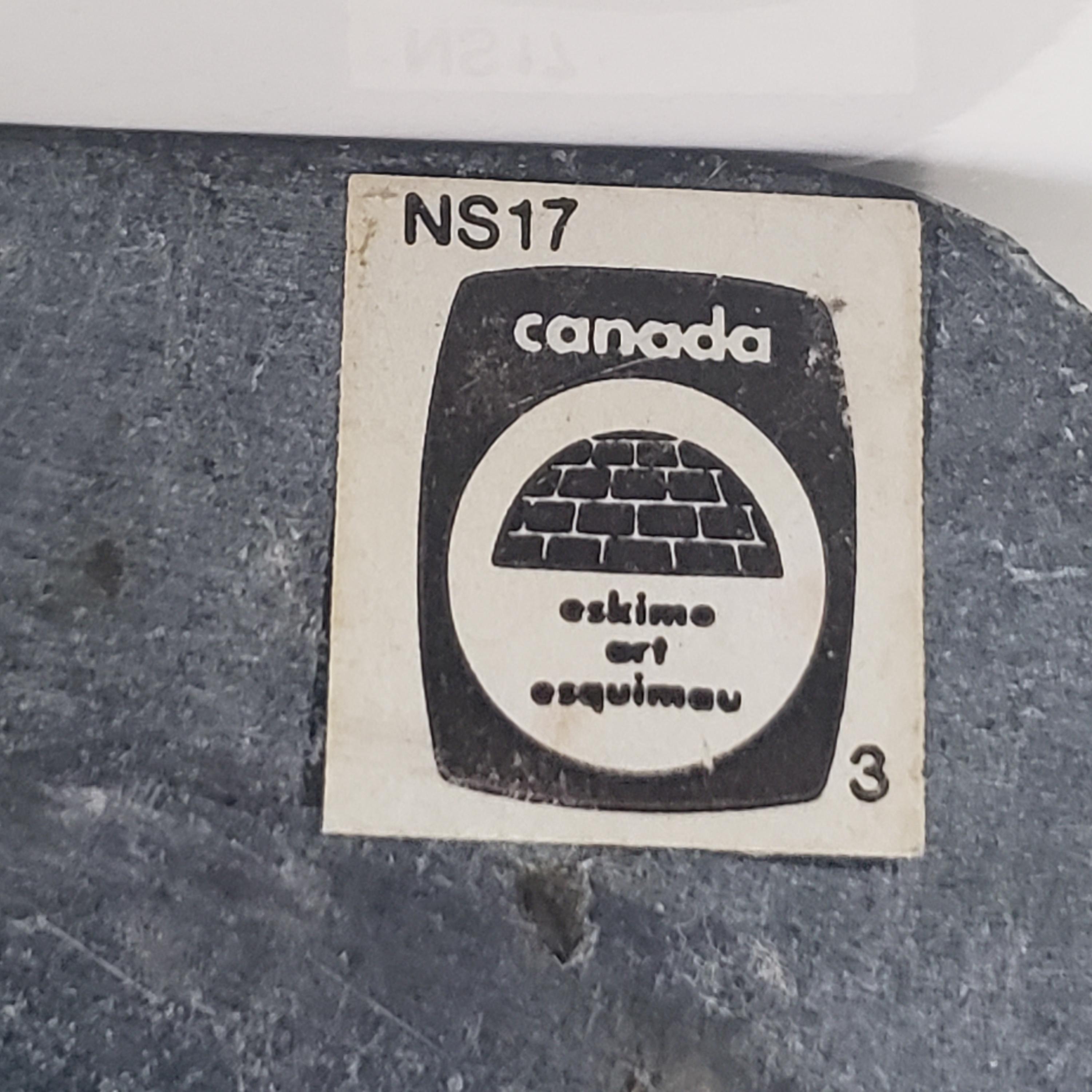 ヴィンテージのイヌイットソープストーン彫刻：アザラシを連れた