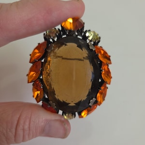 Broche de cristal marrón y naranja de mediados de siglo con argolla para colgante.