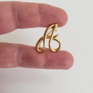 Broche vintage de monograma dourado, xale ou broche de lapela, letra cursiva A, chapéu delicado ou broche de lapela