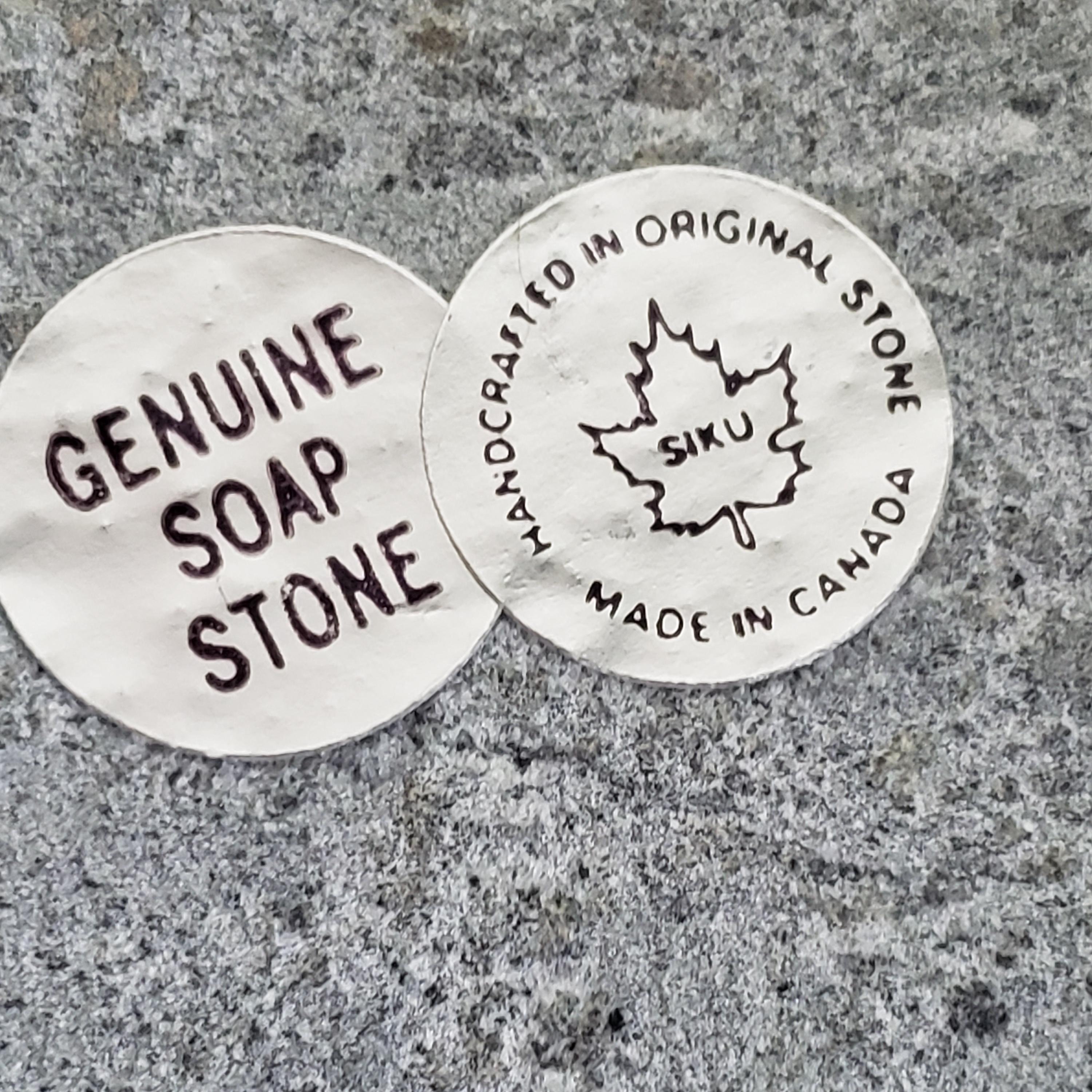 ヴィンテージのイヌイットソープストーン製シロクマ彫刻：Sikuのサイン