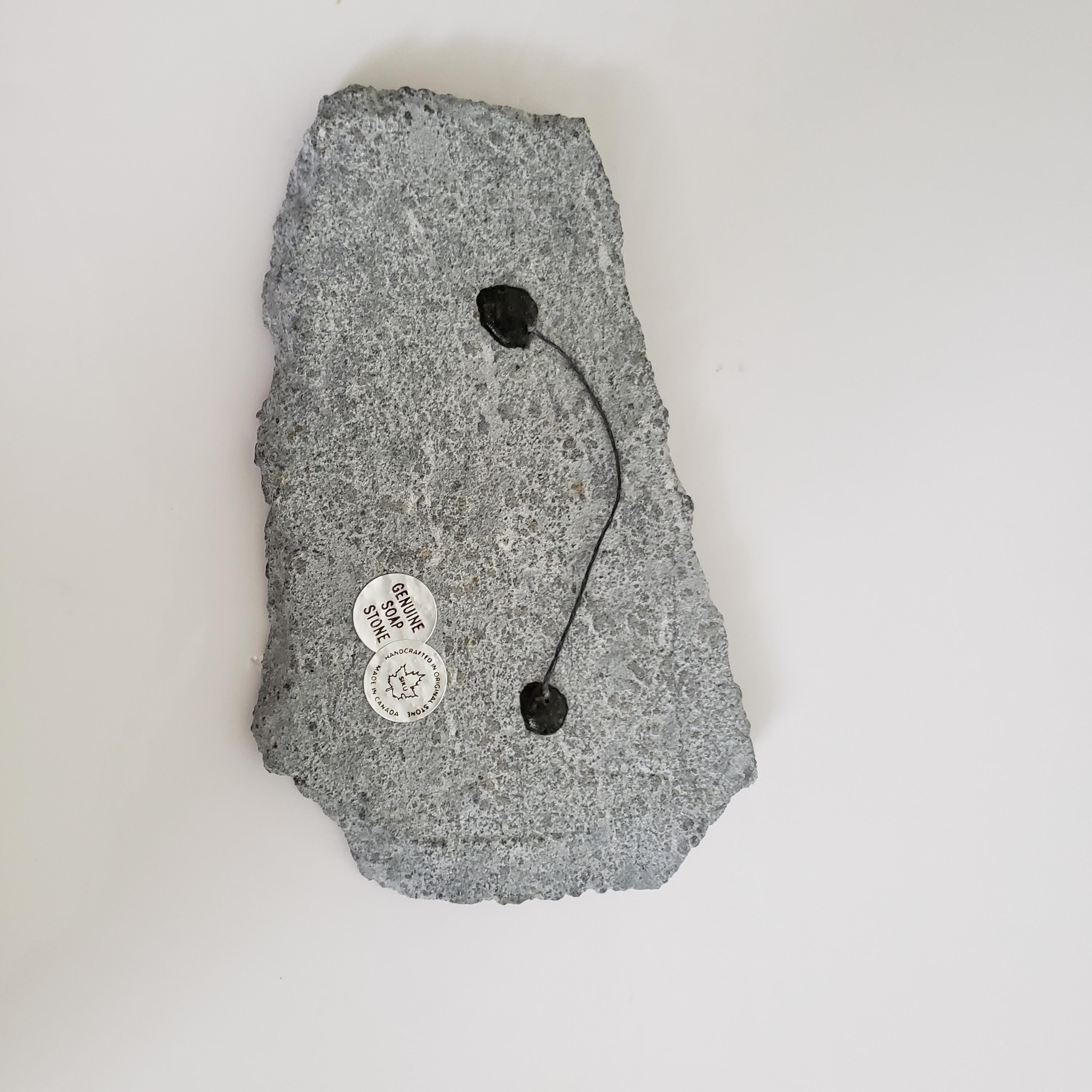 ヴィンテージのイヌイットソープストーン製シロクマ彫刻：Sikuのサイン