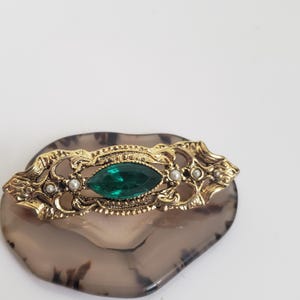 Vintage Victorian Revival Brosche: Gold-Ton, künstlicher Smaragd & Perle