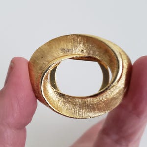 Fermaglio per sciarpa vintage Holly Hill in oro testurizzato, di forma ovale