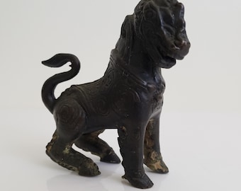 Figura antigua de perro Foo chino, guardián de latón de una estatua malvada, león, dragón o unicornio.