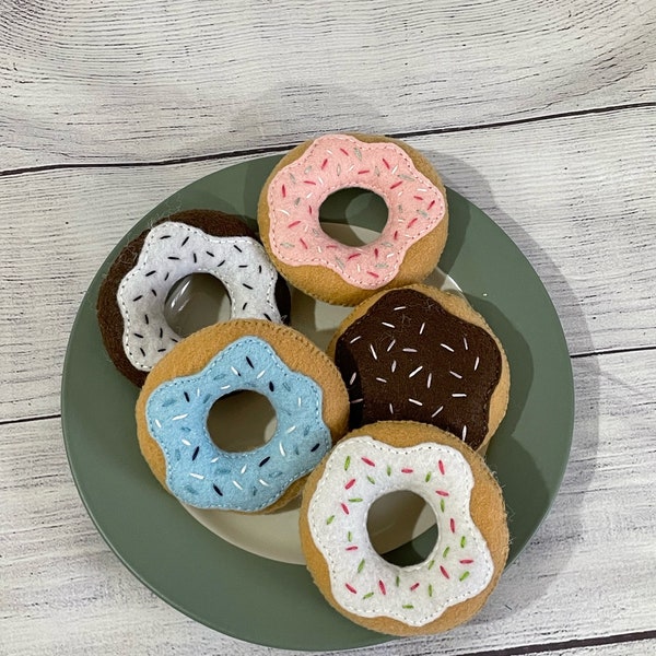 Felt donuts, pretend donuts, felt play food, pretend bakery food, pretend play dessert, birthday party favors, felt pastries, pastry box