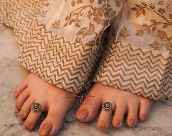 Adya Intricate Everyday 925 Sterling Silver Toe-Ring, Tor-Ring en argent oxydé fabriqué à la main, Cadeaux pour elle, Bijoux de style indien