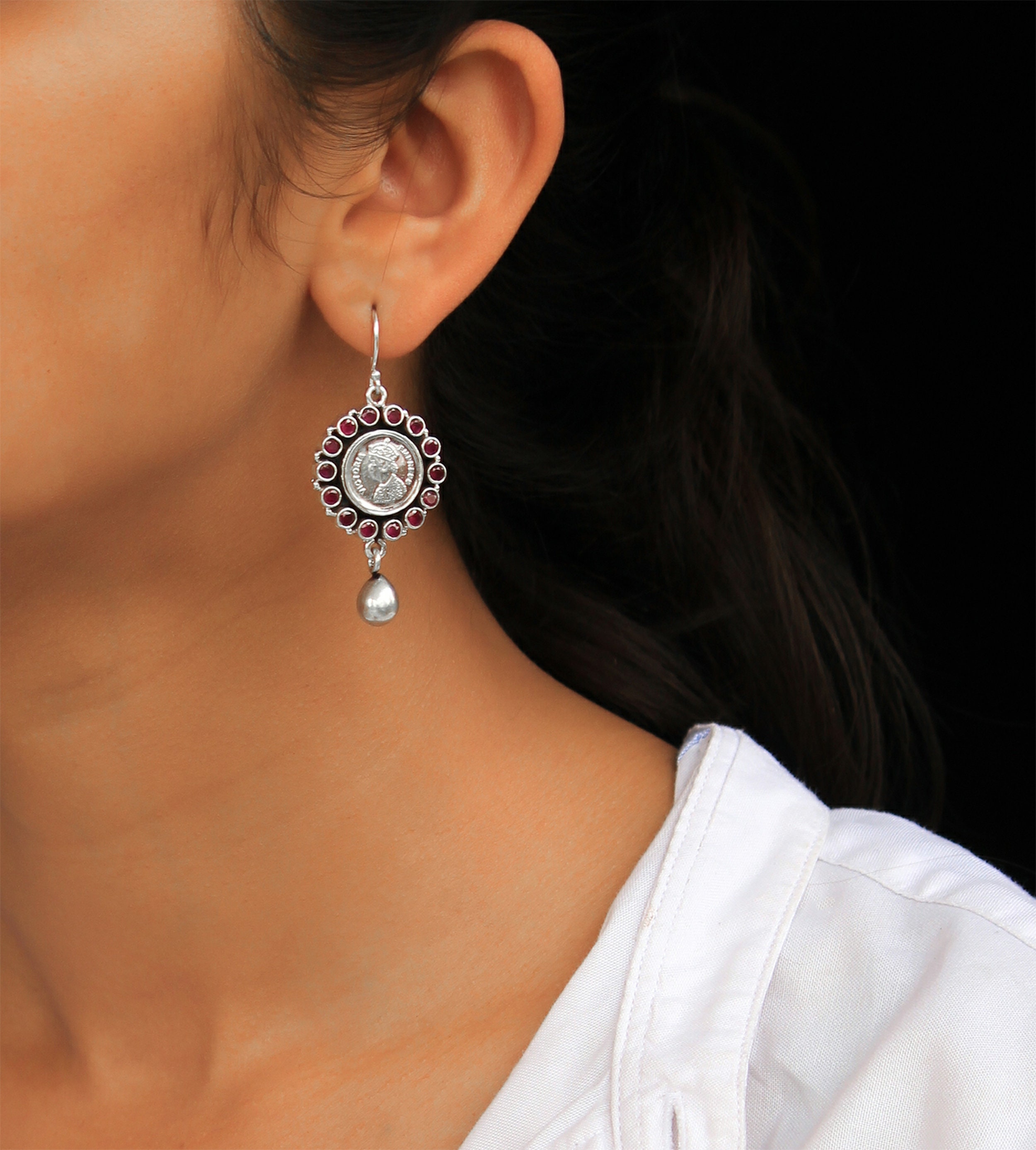 Mohビクトリアンコインドロップイヤリング、925スターリングシルバーハンドメイドイヤリング、彼女へのギフト、ミニマリストピース、本物のシルバーダングラー