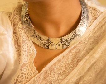 Mizoya Matsaya Joda gesneden getextureerde Hasli, handgemaakte geoxideerde Indiase zilveren ketting, cadeau voor haar, te openen puur zilveren Hasli ketting