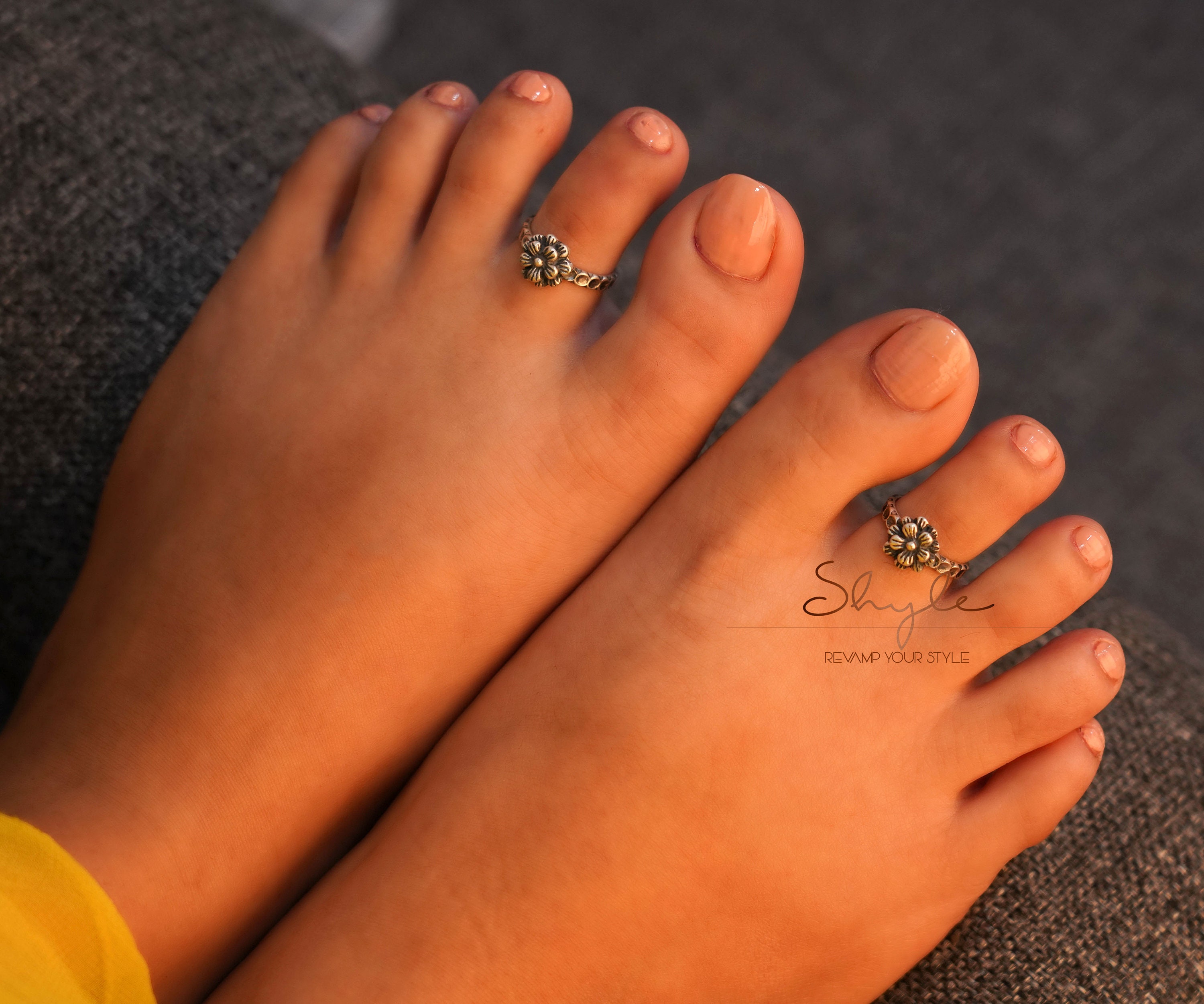 Fancy silver shop toe rings
