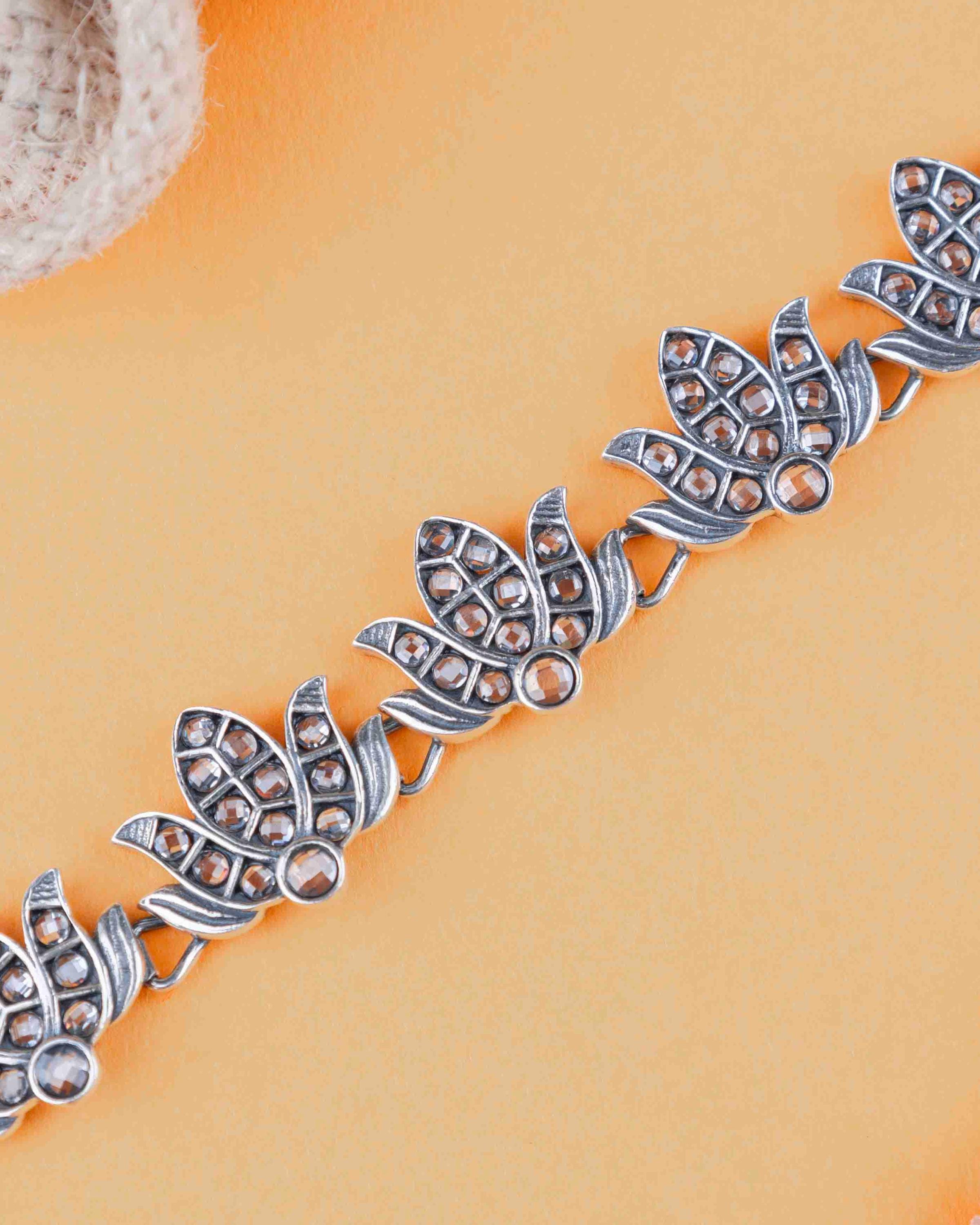 LOTUS SILVER NECKLACE GOLD – STRONG
