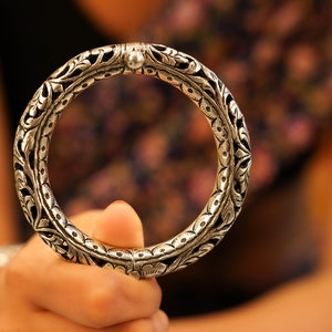 Pulseira de prata esterlina 925 Tattva Intrincado Chitai Timeless Kada, Oxidzed Indian Silver Bangle, presente para ela, Declaração de joias Jaipuri