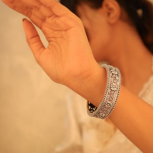 Pulseira Moh com folha de flor intrincada, pulseira de prata esterlina 925, presente para ela, chudi oxidado feito à mão em prata indiana, pulseira Kada
