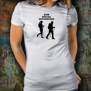 UNSER SOCIAL DISTANCING, Paar Wandern, Backpacker T-Shirt, Paare Backpacker Geschenk, Geschenk für Social Distancing Wanderer, Unisex T-Shirt
