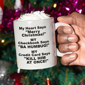 MIJN HART ZEGT Vrolijk kerstfeest! Mijn chequeboekje zegt: “Ba Humbug! Mijn creditcard zegt: "Dood hem onmiddellijk!" Koffiemokken