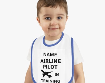 PILOTA AEREO in allenamento, bavaglini personalizzati per neonati e neonati, regalo per baby shower, premuroso, divertente, bavaglino in jersey con finiture a contrasto per bambini