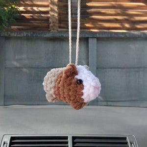 かぎ針編みのぬいぐるみモルモットかわいいバックミラーハンガー、車のミラー吊り下げアクセサリー、面白い車の装飾ハムスター抱き心地