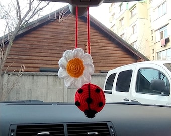 Specchietto retrovisore per auto con grazioso fiore di coccinella all'uncinetto, decorazione per auto da donna, accessori per specchietto retrovisore per auto, decorazione da appendere, specchietto retrovisore interno per adolescenti