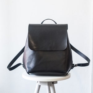 Kleiner Frauen-Leder-Rucksack / schwarzer Mini-Rucksack, Minimalistischer Rucksack, Damenhandtasche, personalisiertes Geschenk, Arbeitstasche, Reiserucksack