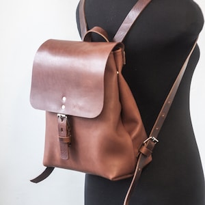 Kleiner Frauen-Leder-Rucksack / Minimalistischer brauner Rucksack, Reiserucksack, Damenhandtasche, Schulrucksack, Mini-Rucksack, personalisiertes Geschenk