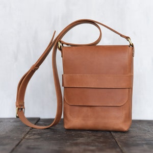 Petit sac à bandoulière homme / Mini sac messager en cuir, sac à bandoulière pour homme, sac à main marron, petite sacoche, petit ami / cadeau personnalisé pour lui