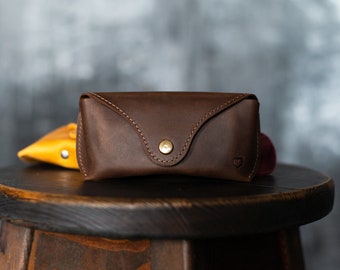 Estuche personalizado para gafas de sol de piel marrón envejecida, organizador de gafas con monograma y cierre a presión.