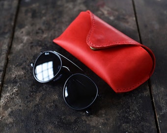 Estuche personalizado para gafas de sol de piel roja envejecida, soporte para gafas vintage con monograma (ideal para regalo).