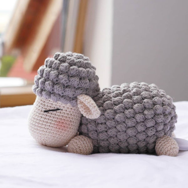 Wzór szydełkowy na baranka Friedę, owca Frieda jako pozytywka, po niemiecku, angielsku, amigurumi