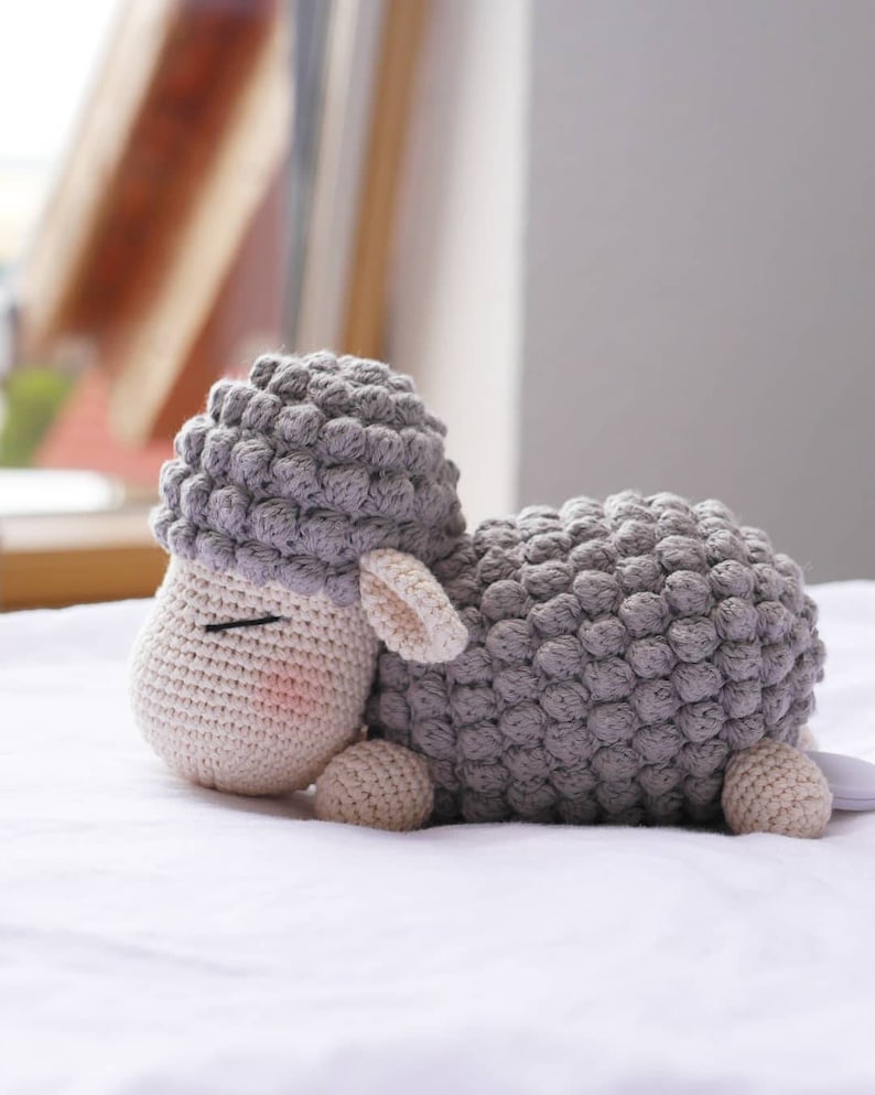 Häkelanleitung crochet pattern lamb Frieda, Schäfchen Frieda als Spieluhr, music box, deutsch, english, Amigurumi zdjęcie 1