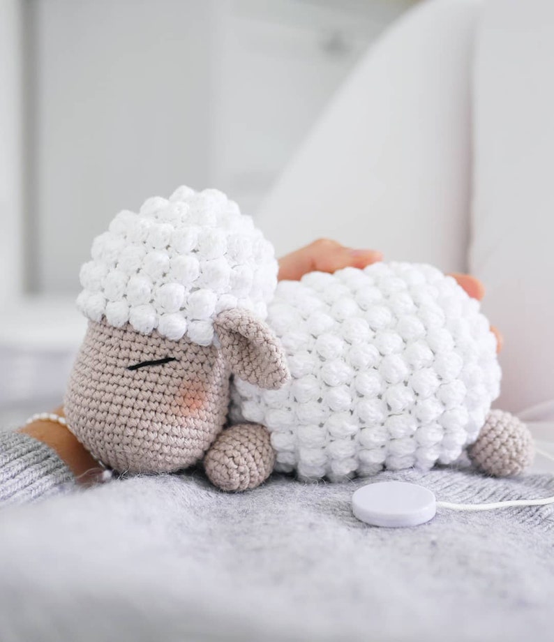 Häkelanleitung crochet pattern lamb Frieda, Schäfchen Frieda als Spieluhr, music box, deutsch, english, Amigurumi zdjęcie 8