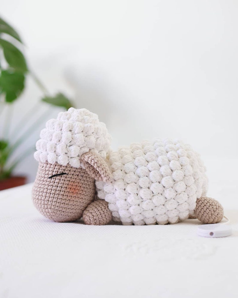 Häkelanleitung crochet pattern lamb Frieda, Schäfchen Frieda als Spieluhr, music box, deutsch, english, Amigurumi zdjęcie 5