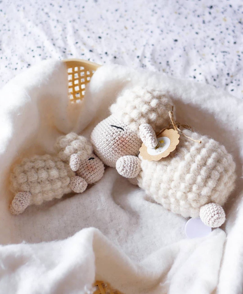 Crochet pattern crochet pattern lamb Frieda, little sheep Frieda as a music box, music box, German, English, Amigurumi image 3